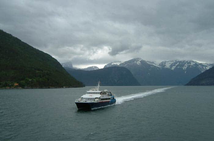 Vistas desde el barco que hace el recorrido entre Gudvangen y Flam en los fiordos noruegos mejores paseos en barco de Europa