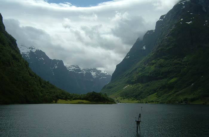 Idílico paisaje de los fiordos noruegos entre Gudvangen y Flam mejores paseos en barco de Europa