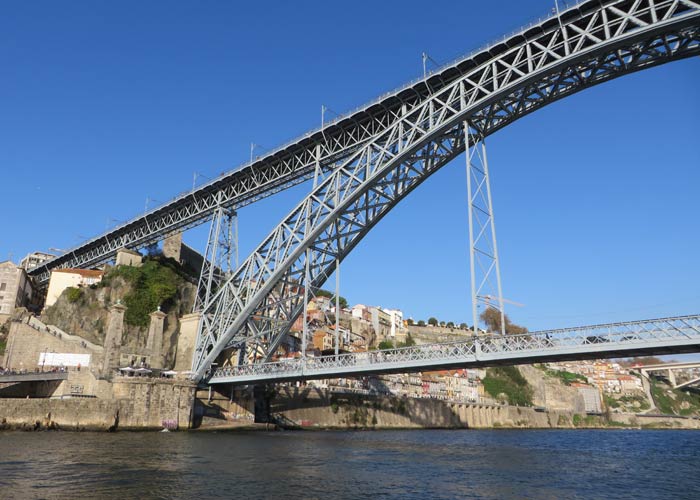 Momento en el que el barco pasa por debajo del puente Luis I de Oporto mejores paseos en barco de Europa