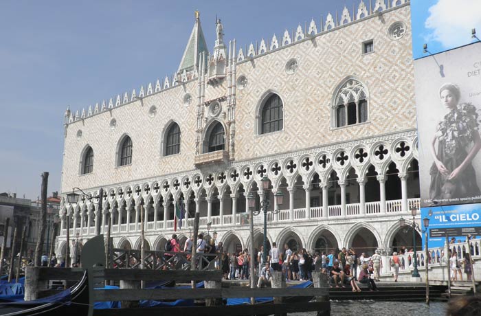 Palacio Ducal de Venecia desde la góndola mejores paseos en barco de Europa