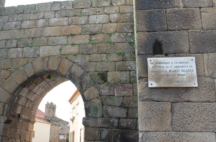 Placa en recuerdo a la visita de Mario Soares a Castelo Mendo