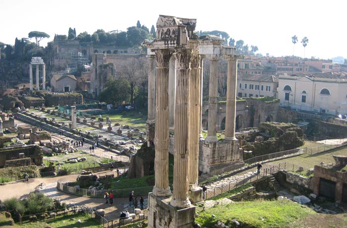 Las tres columnas que quedan en pie del Templo de Vespasiano vistas desde el Tabularium Coliseo y Foro Romano