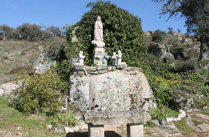Altar dedicado a la Virgen de Fátima en la carretera de acceso a Castelo Mendo