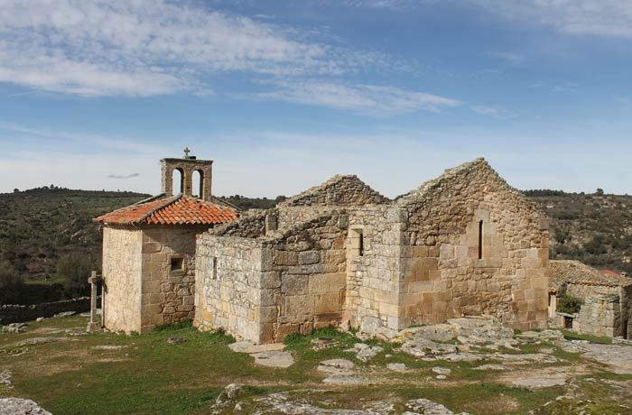 Vista de la iglesia de Nuestra Señora del Castillo Castelo Mendo