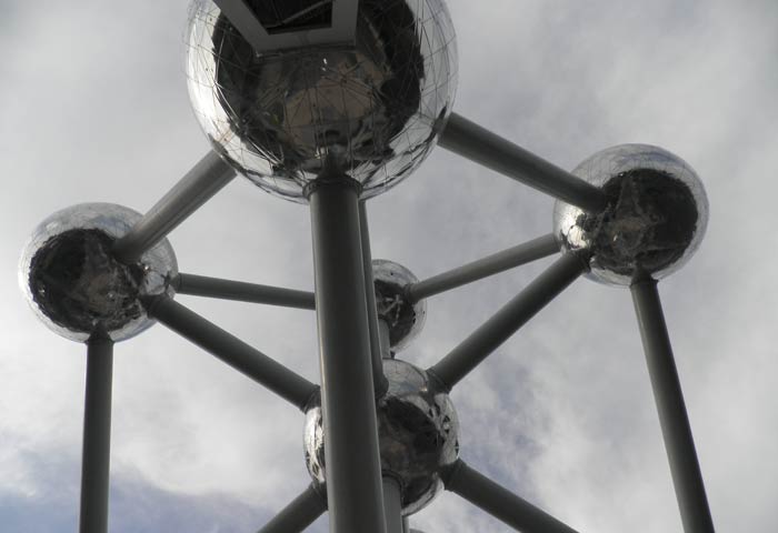 Vista del Atomium de Bruselas desde abajo