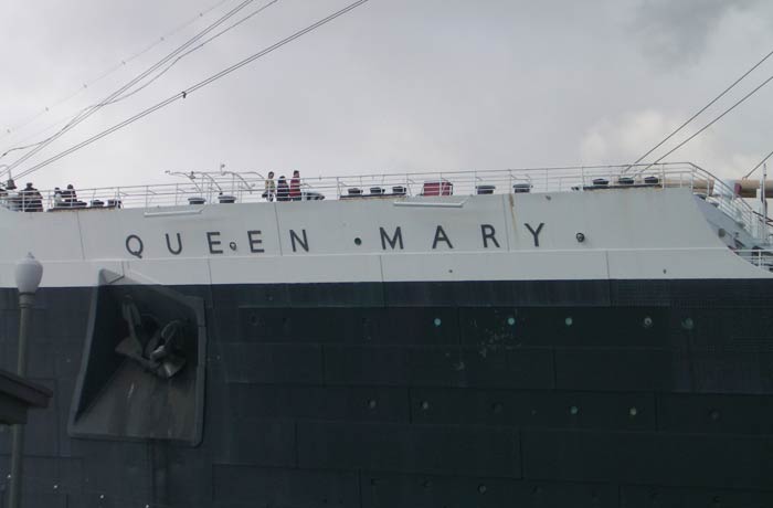 Nombre del Queen Mary en el exterior del barco