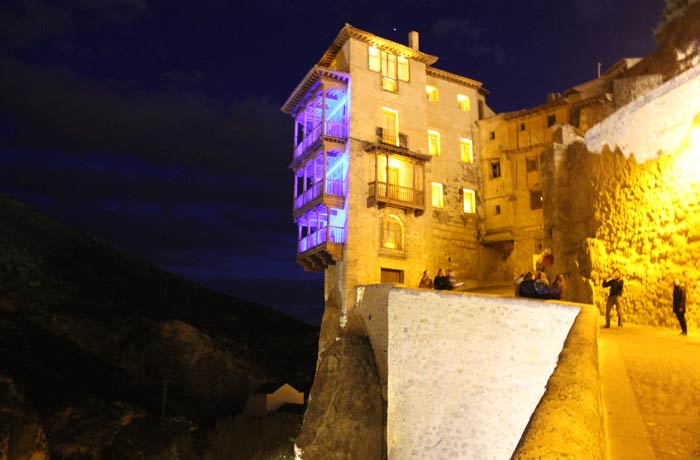 Vista nocturna de las Casas Colgadas Cuenca en tres días