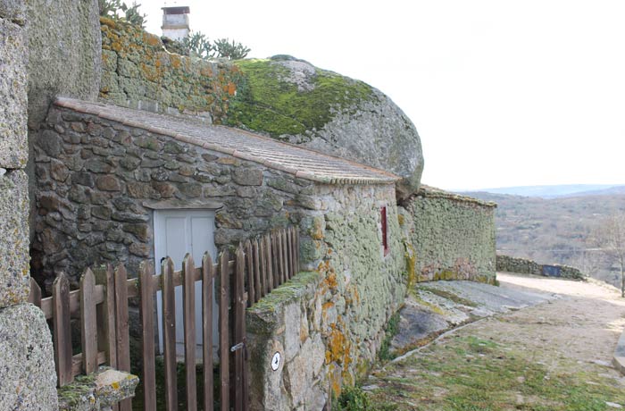 Casas construidas entre las rocas y los restos de la muralla Castelo Bom