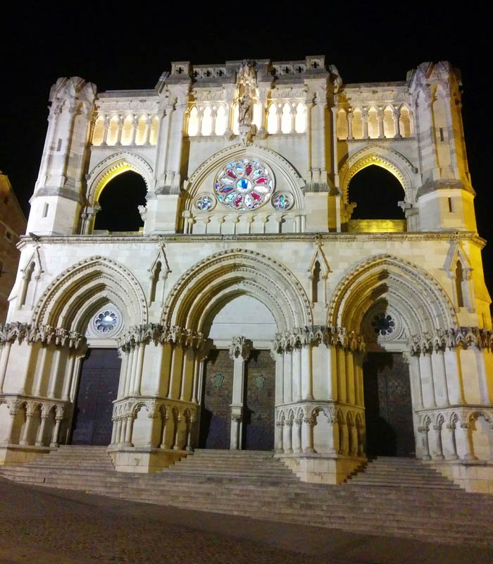 Vista nocturna de la Catedral Cuenca en tres días