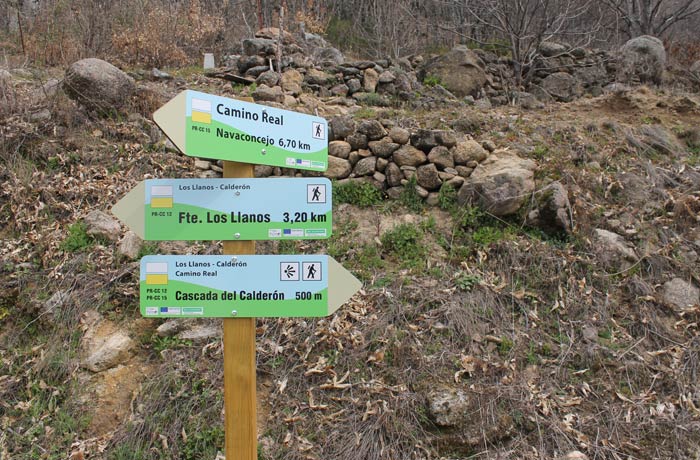 Indicaciones en el tramo final de la ruta donde hay que tomar la dirección de la Cascada del Calderón senderismo en el Jerte