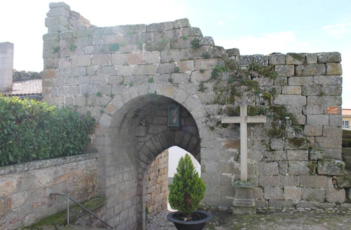 Puerta de la Villa en la muralla medieval Castelo Bom