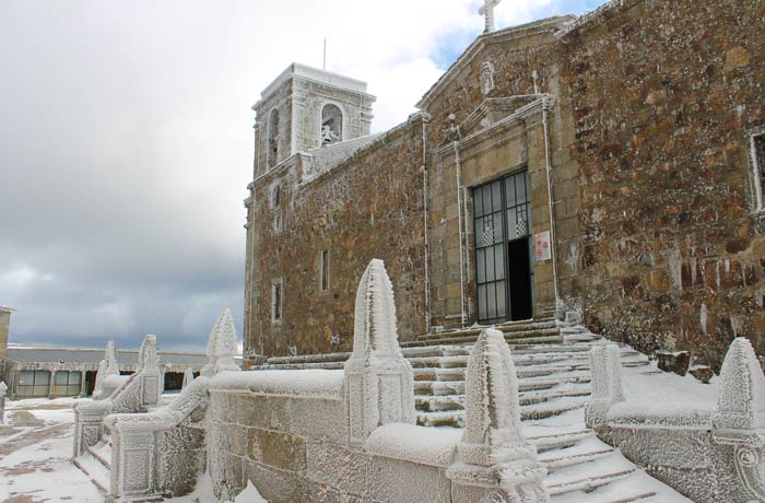 Nieve e hielo en la entrada de la iglesia del Santuario Peña de Francia