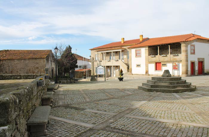 Plaza presidida por los restos del pelourinho Castelo Bom