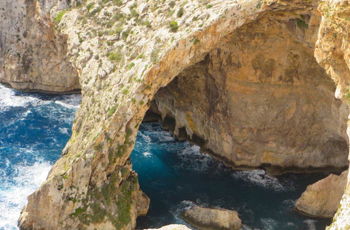 Detalle de las cuevas marinas que forman la Gruta Azul Malta