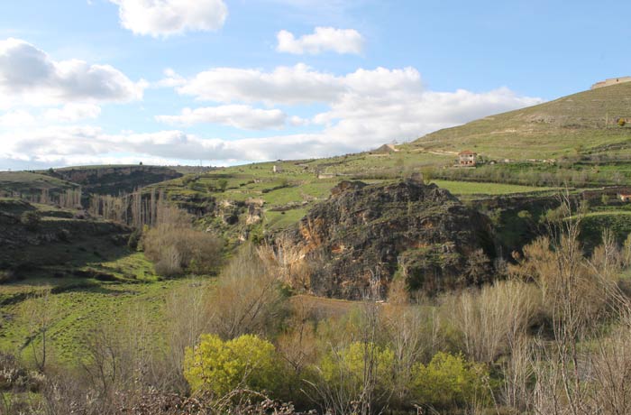 Valle del río Caslilla en la parte final de la ruta Senda de los dos Ríos
