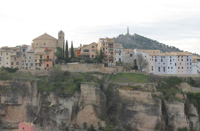 Casco histórico de Cuenca con la iglesia de San Pedro en la parte izquierda ruta de la Hoz del Júcar