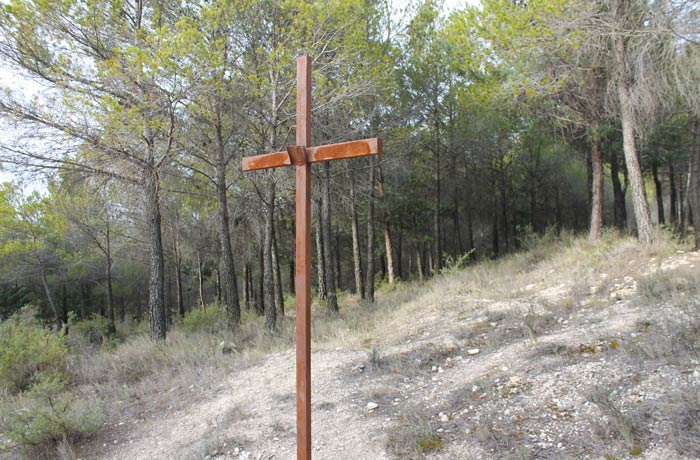 Una de las cruces del vía crucis que hay en el primer tramo ruta de la Hoz del Júcar