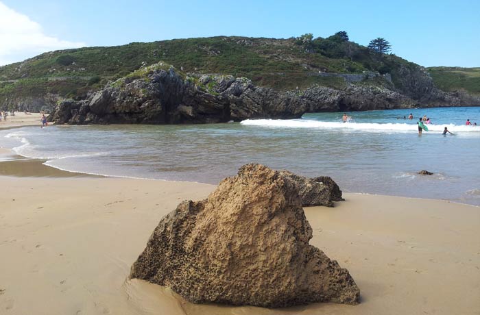 Una de las rocas diseminadas junto a la orilla en la playa de Borizu