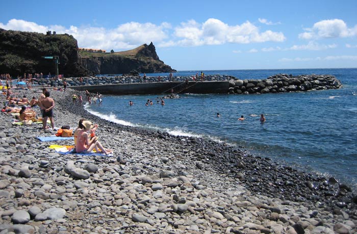 Playa de guijarros de los Reyes Magos en Caniço Una semana en Madeira