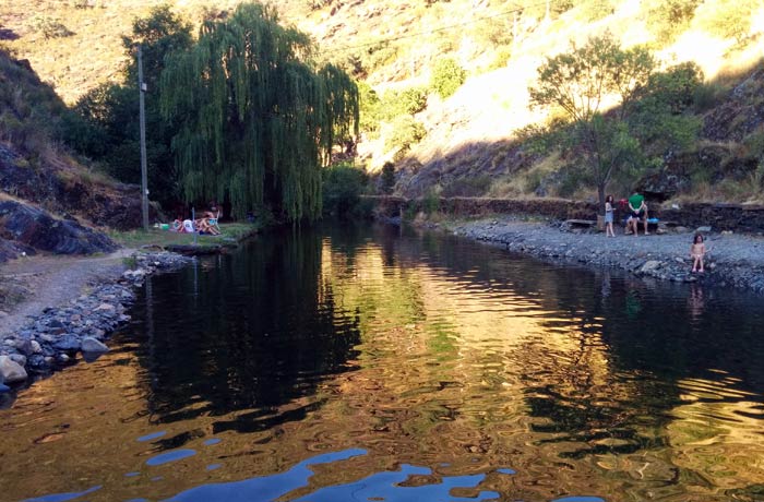 El río Quilamas en el tramo inmediatamente anterior a la piscina natural de Valero