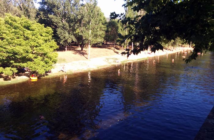 El río Ladrillar es el que surte a la piscina natural de Riomalo de Abajo