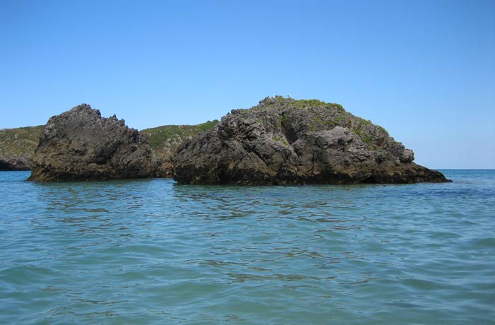 Rocas que adornan la playa de Borizu