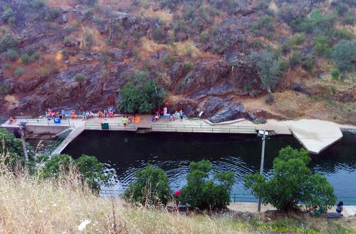 Vista de la piscina natural de Valero desde la carretera que llega hasta San Miguel