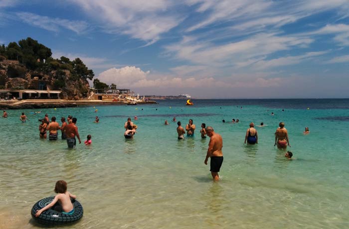 Bañistas en la playa de Illetes Mallorca