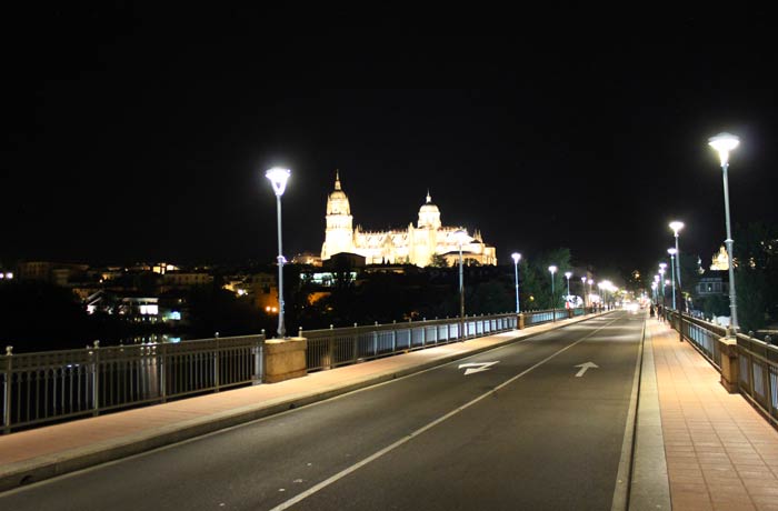 Caminando por el puente Enrique Estevan vistas de Salamanca