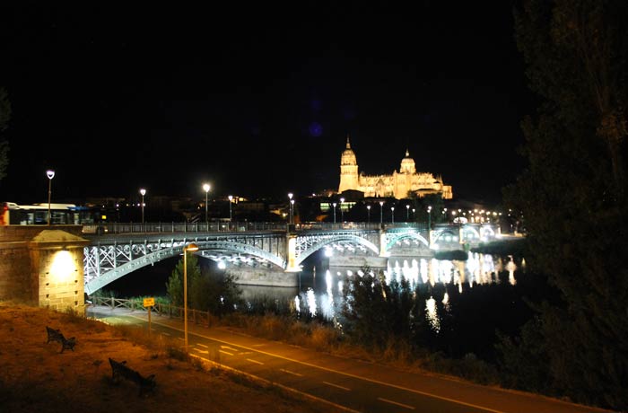 Vista típica de Salamanca desde el otro lado del Tormes