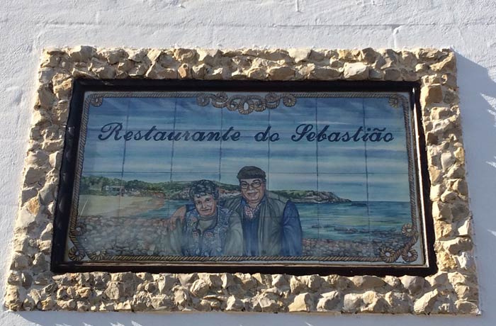 Placa con la imagen de los propietarios del restaurante do Sebastiao comer en el Algarve