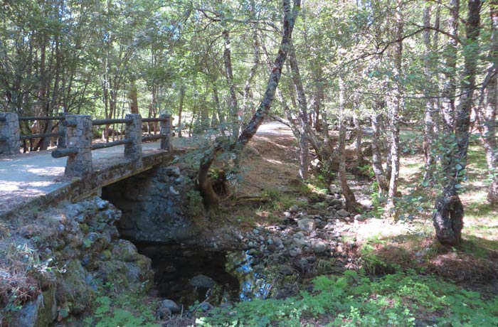 Puente sobre el río Truchas en el inicio de la ruta Cascada de Sotillo