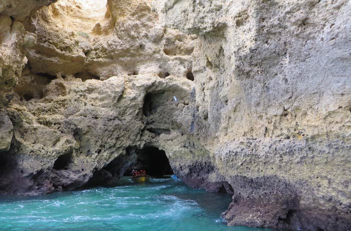 Agua color turquesa que se considera la "luz" de la gruta llamada "Salón" grutas de Lagos