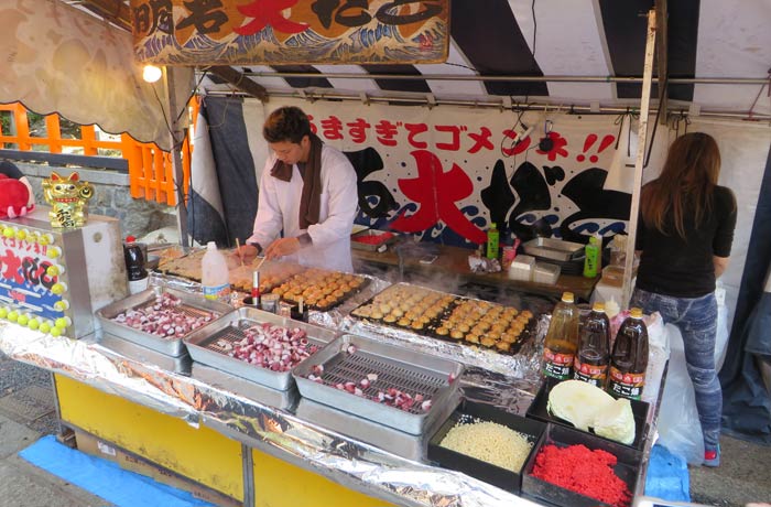 Puesto de comida callejera en el Monte Inari Japón por libre