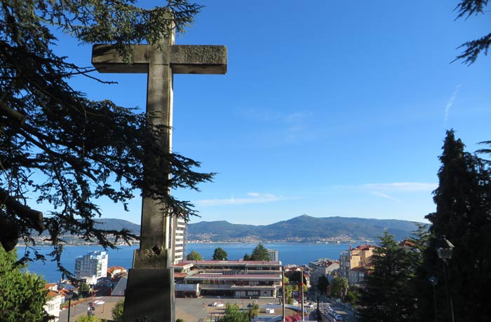 Cruz del Castro y la ría de Vigo al comienzo del Monte