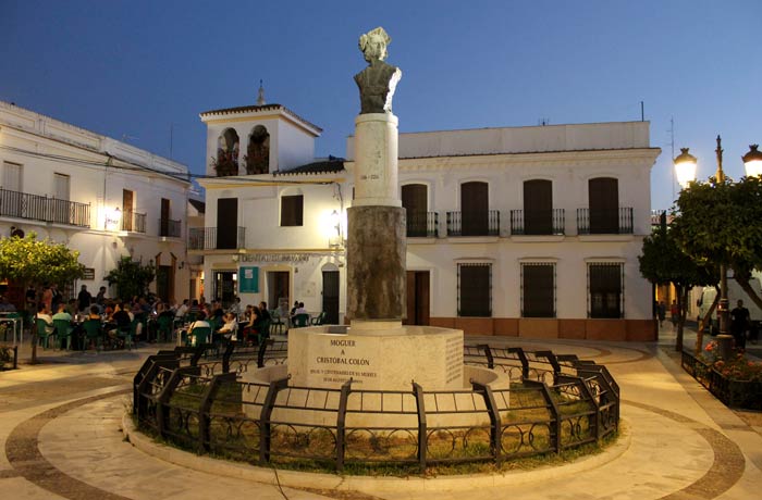 Monumento a Colón obra de Alberto Germán en la plaza de Las Monjas qué ver en Moguer