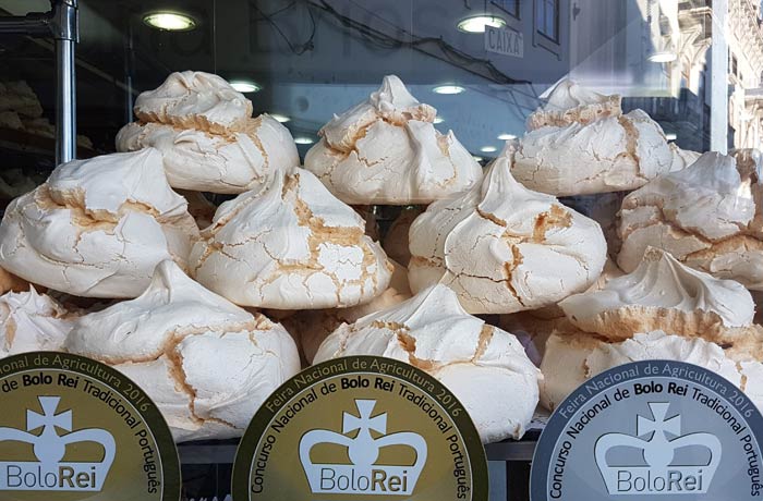 Algunos pasteles que se muestran en la vitrina de la Pastelaria Briosa comer en Coimbra