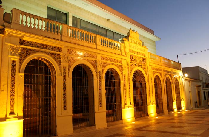 Teatro Felipe Godínez en la calle Andalucía qué ver en Moguer