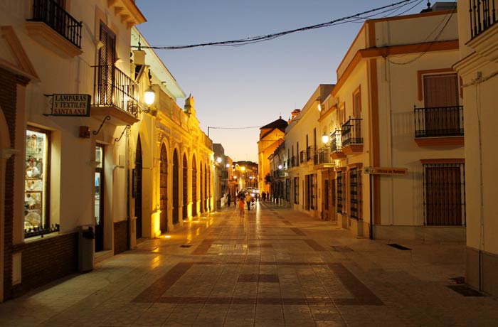 Otra vista de la popular calle Andalucía qué ver en Moguer
