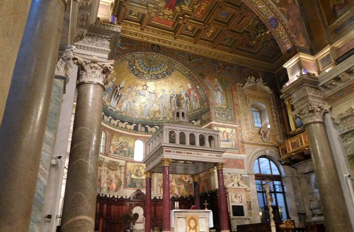 Interior de la iglesia de Santa María in Trastévere qué ver en Trastévere