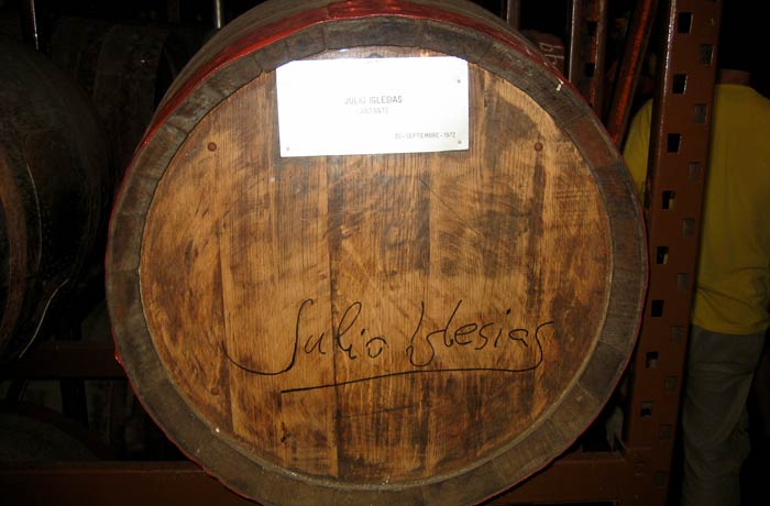 Barrica firmada por Julio Iglesias en la destilería de Arehucas qué ver en Gran Canaria