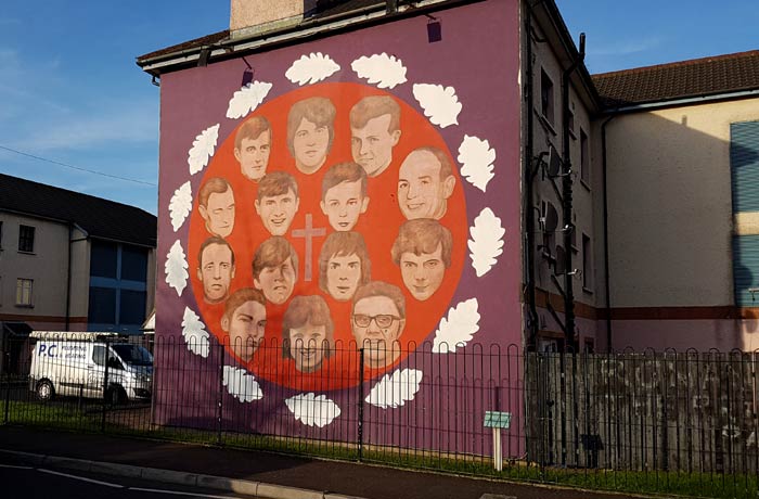 Mural en Derry con los rostros de los 14 muertos en el Domingo Sangriento de 1972 una semana en Irlanda