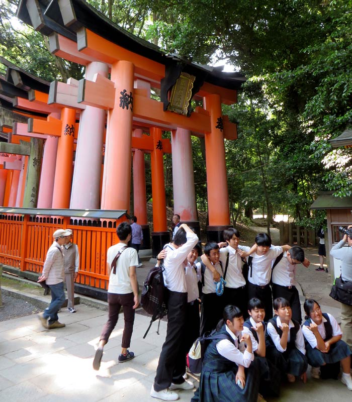 Escolares japoneses en Inari curiosidades de Japón