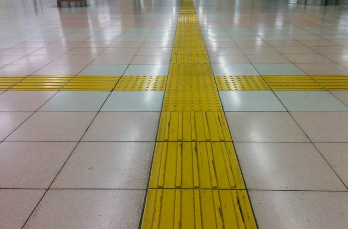 Baldosas amarillas con relieve para ayudar a los invidentes a caminar curiosidades de Japón