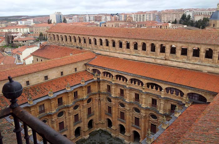 El patio de la Universidad Pontificia desde Scala Coeli Salamanca San Valentín