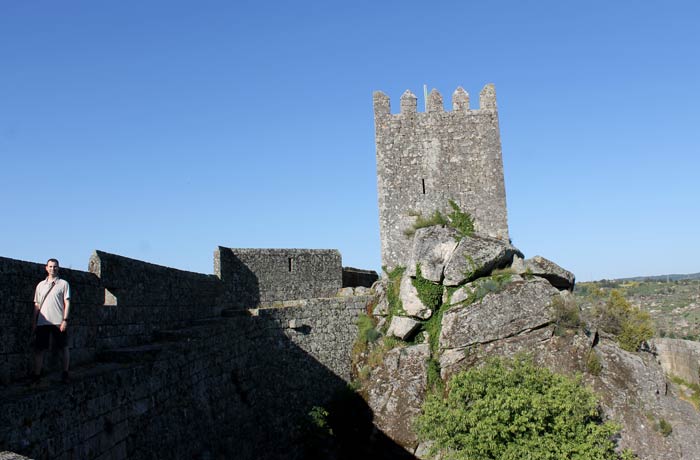 Pablo y la torre del castillo Sortelha Portugal