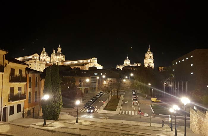La Clerecía, la Universidad Pontificia y la Catedral desde la calle Peñuelas de San Blas Salamanca San Valentín