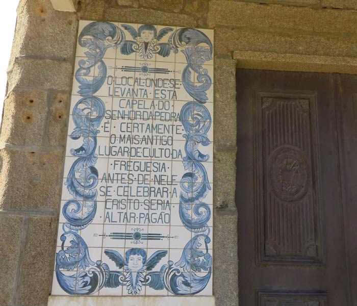 Azulejo a la entrada de la Capela do Senhor da Pedra donde se relata el pasado de los ritos paganos