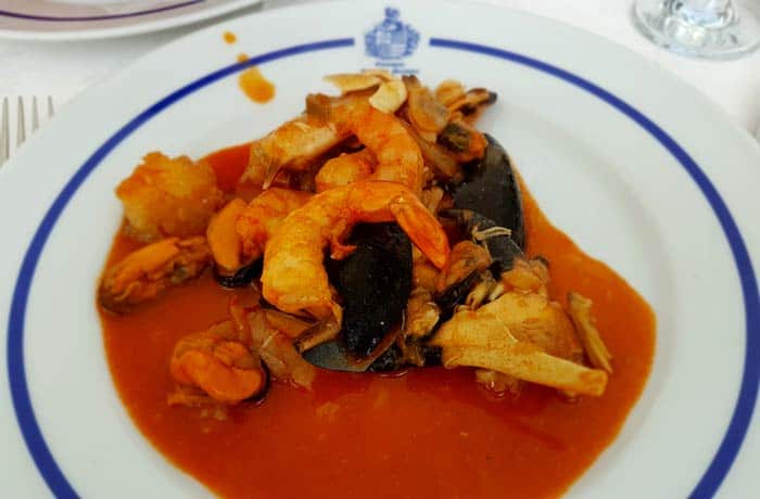 Aspecto de la cataplana servida en el plato comer en Figueira de Castelo Rodrigo