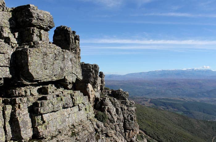 Paisaje rocoso en las inmediaciones de la 'Torrita' con las sierras de Béjar y Candelario al fondo Portilla Bejarana